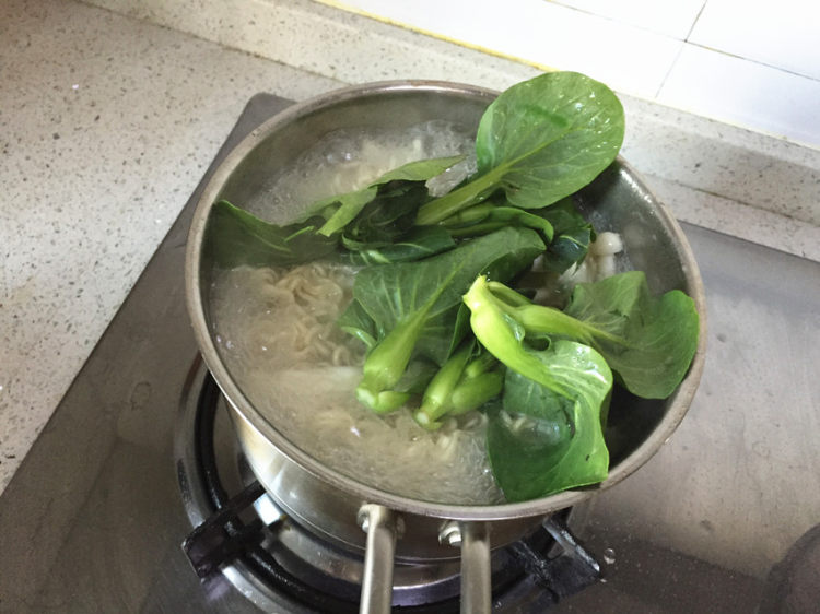 白玉菇方便面步骤7