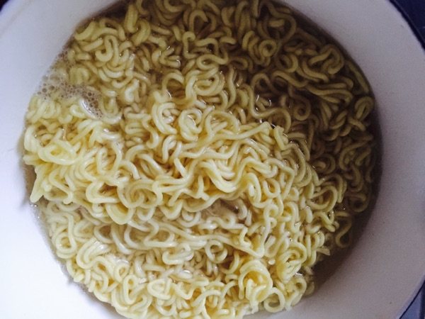 鲜虾方便面步骤4