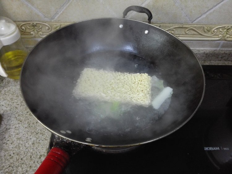 红烧牛肉方便面步骤1