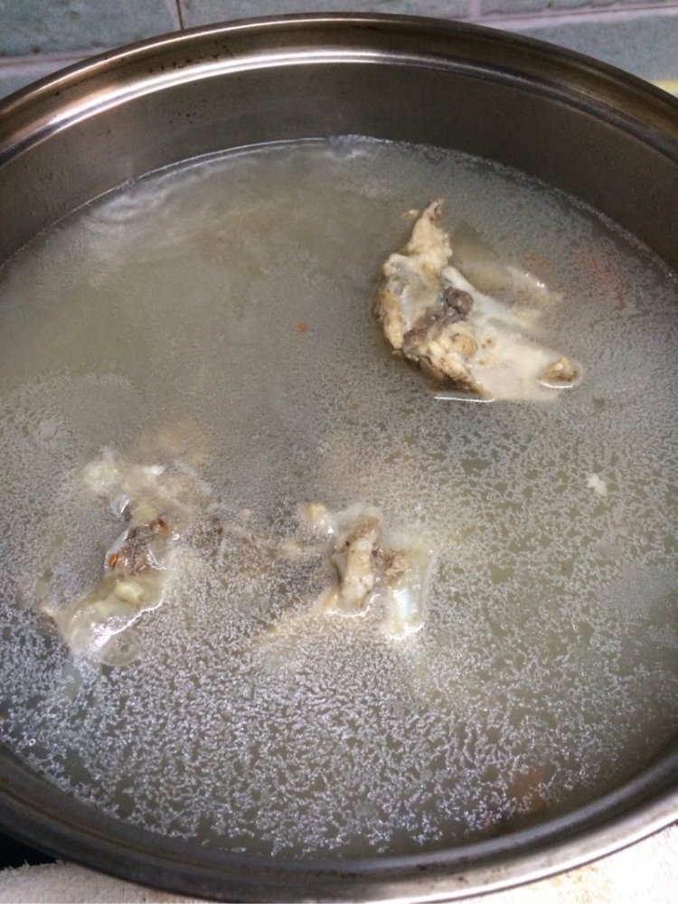 骨汤煮面步骤1