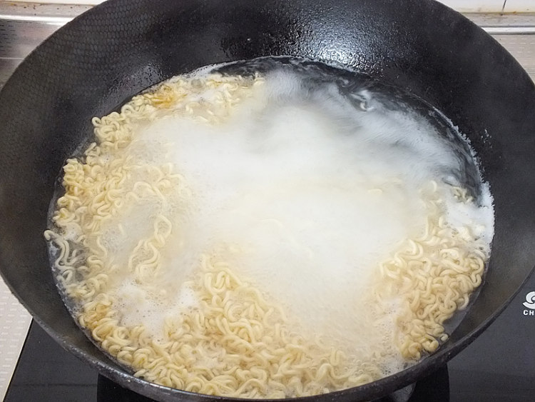 香菇鸡蛋炒面步骤3
