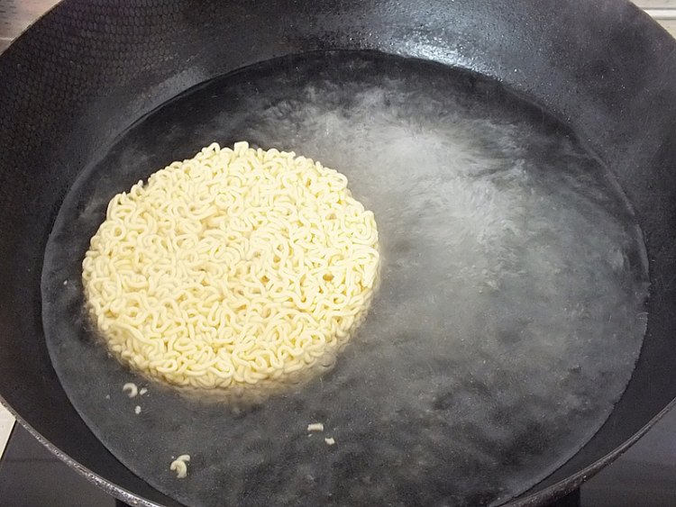 香菇鸡蛋炒面步骤2