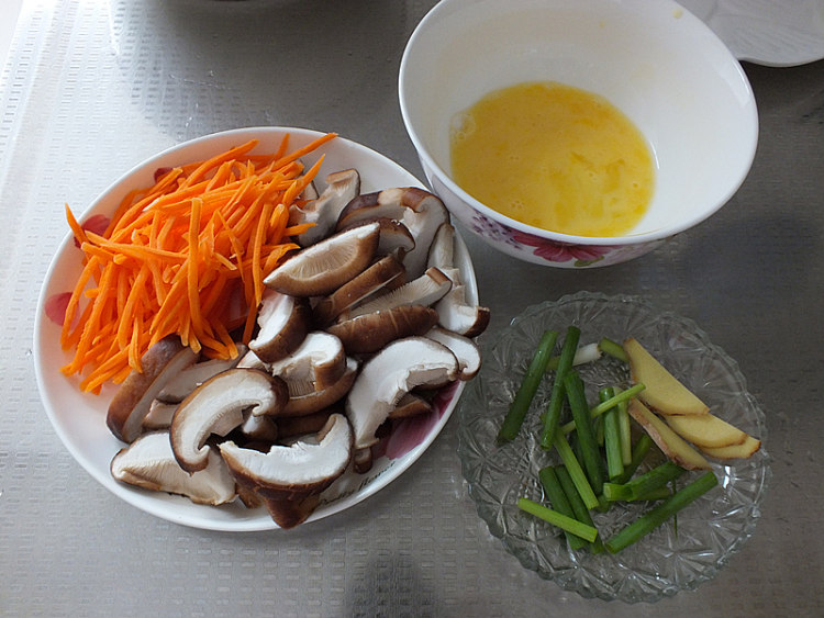 香菇鸡蛋炒面步骤5