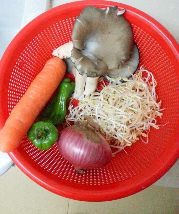 芝麻酱炒蔬菜面步骤1