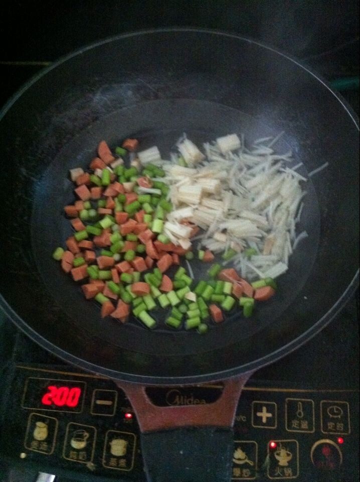 蔬菜炒方便面步骤5