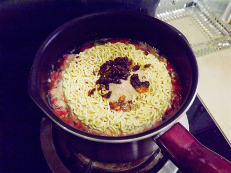西红柿豆芽面步骤10