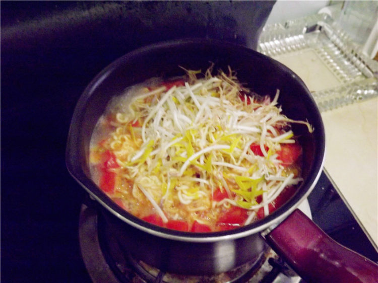 西红柿豆芽面步骤12