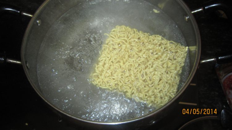 芝麻酱拌泡面步骤1