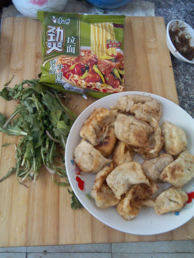方便面煮水饺步骤1