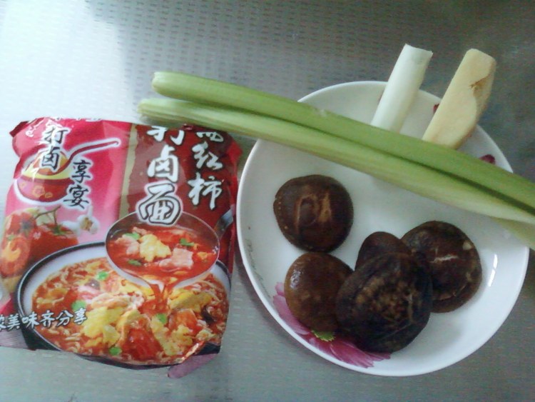 香菇芹菜炒方便面步骤1