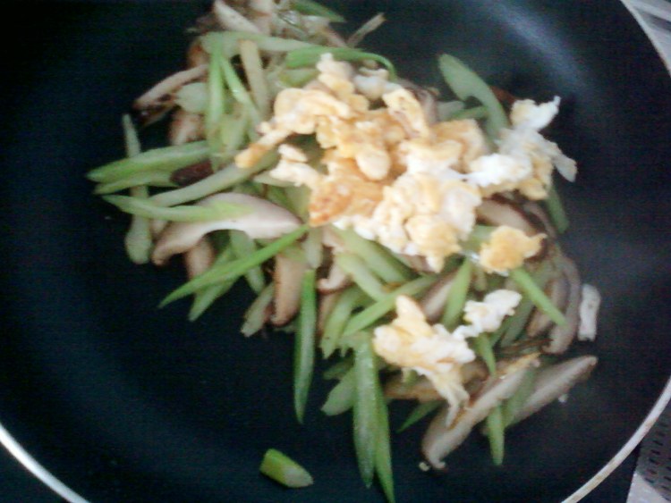 香菇芹菜炒方便面步骤9