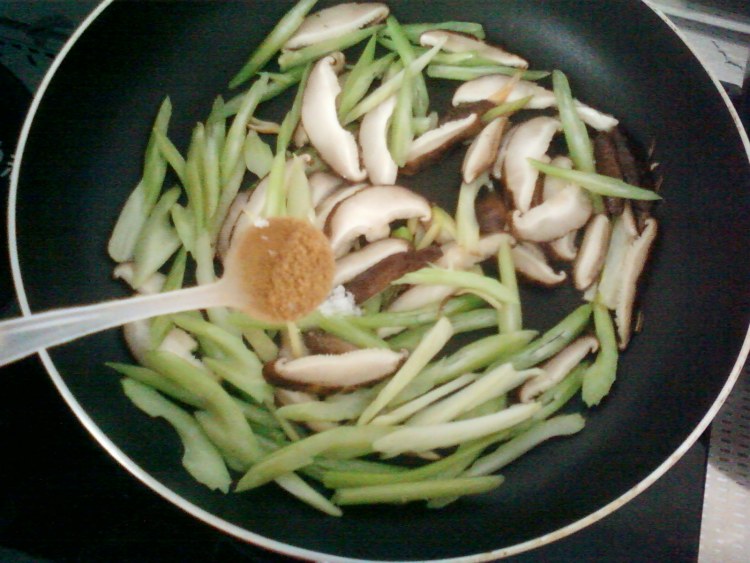 香菇芹菜炒方便面步骤8