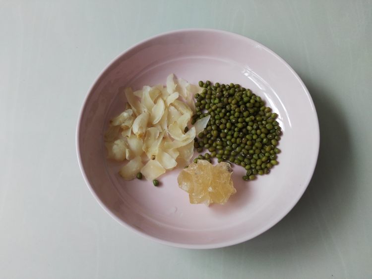 百合绿豆糖水步骤1