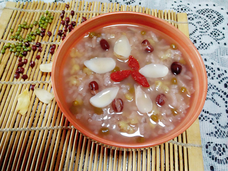 红豆绿豆百合粥步骤1