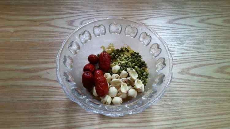 南瓜红枣莲子绿豆汤步骤3