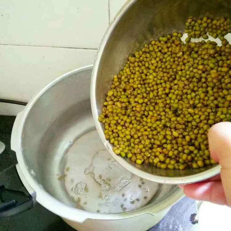 绿豆粉丝粥步骤3