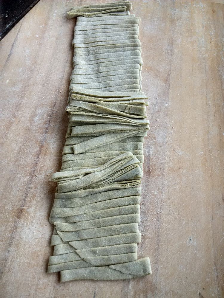 手擀杂面条步骤9