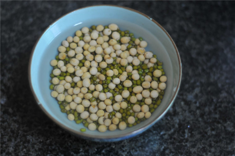 蜂蜜黄豆绿豆浆步骤1