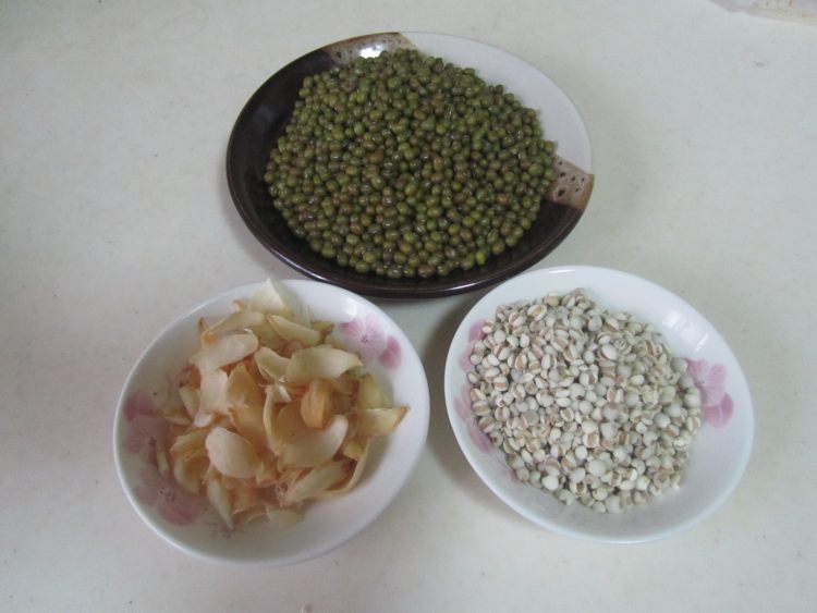 绿豆薏米百合羹步骤1