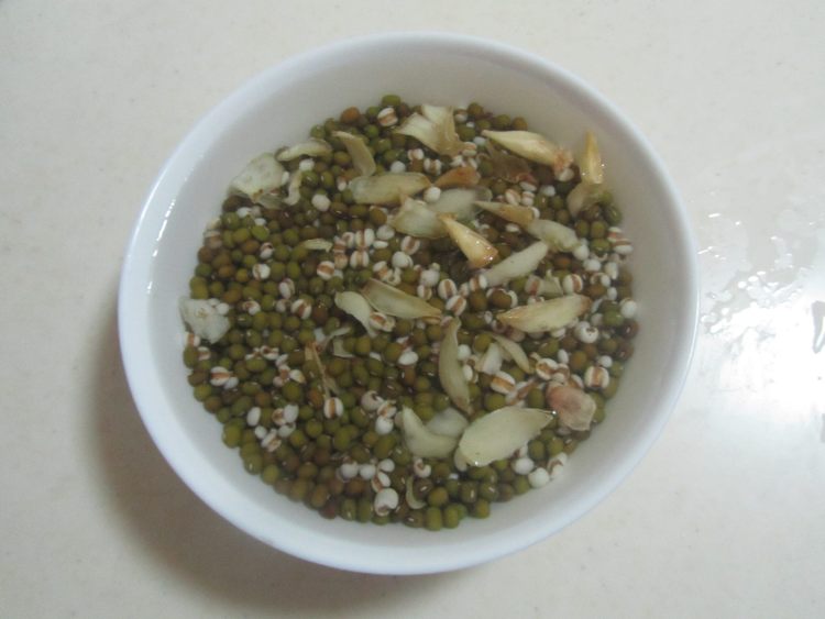 绿豆薏米百合羹步骤2