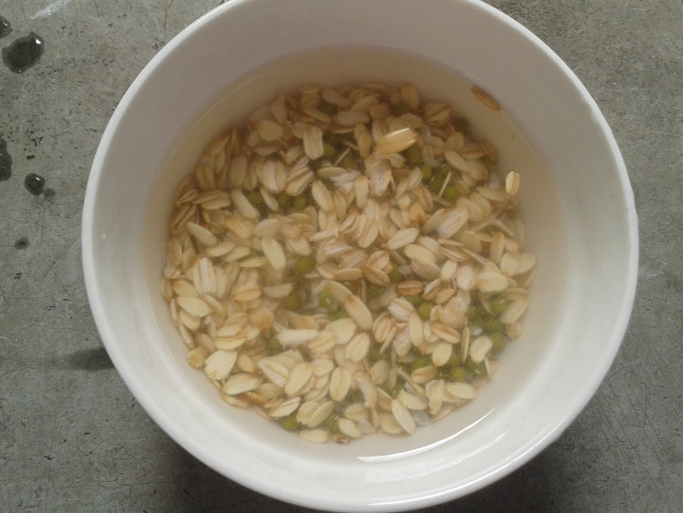 燕麦绿豆粥步骤2