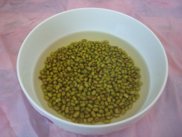 凉拌自发绿豆芽步骤1