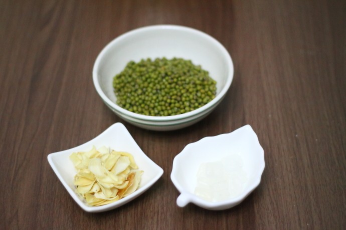 清热解毒的百合绿豆汤步骤1
