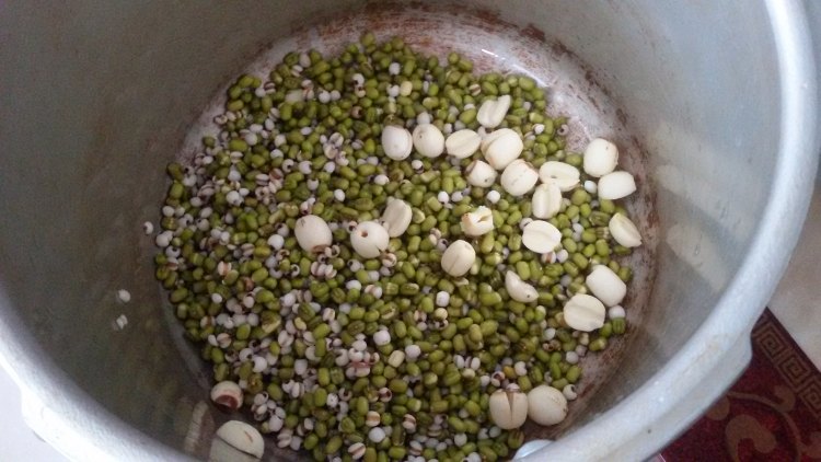 莲子绿豆薏米汤步骤2