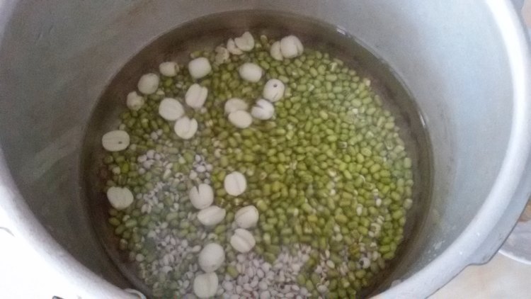 莲子绿豆薏米汤步骤3
