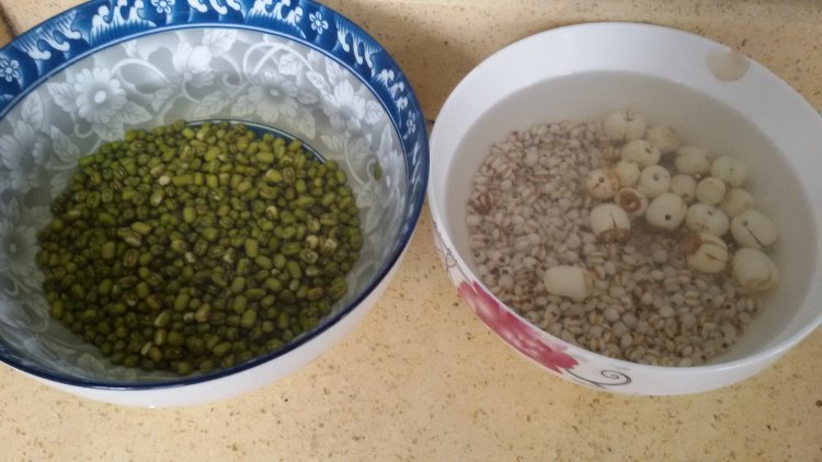 莲子绿豆薏米汤步骤1