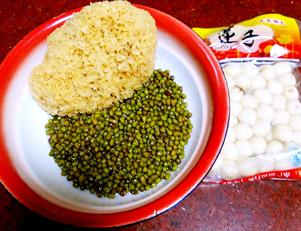 绿豆银耳莲子羹步骤1