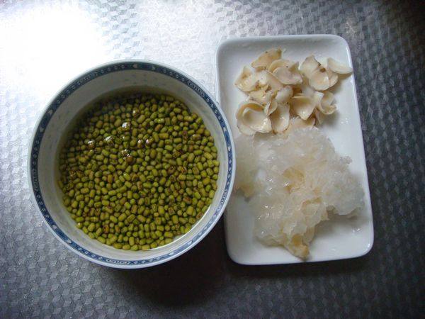 银耳百合绿豆浆步骤1
