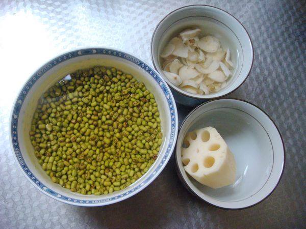 百合莲藕绿豆浆步骤1