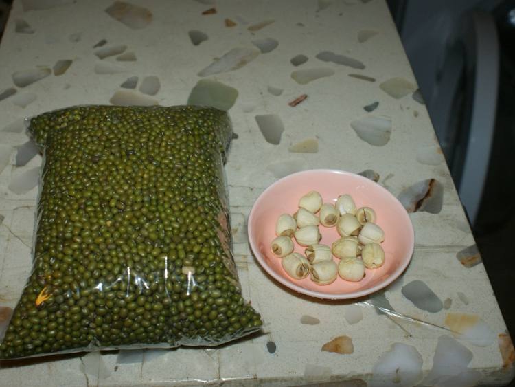 莲子绿豆汤步骤1