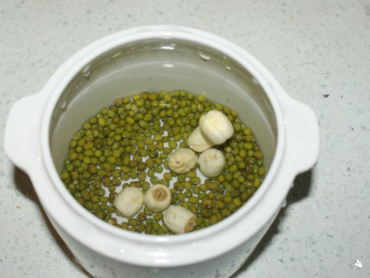莲子绿豆汤步骤3