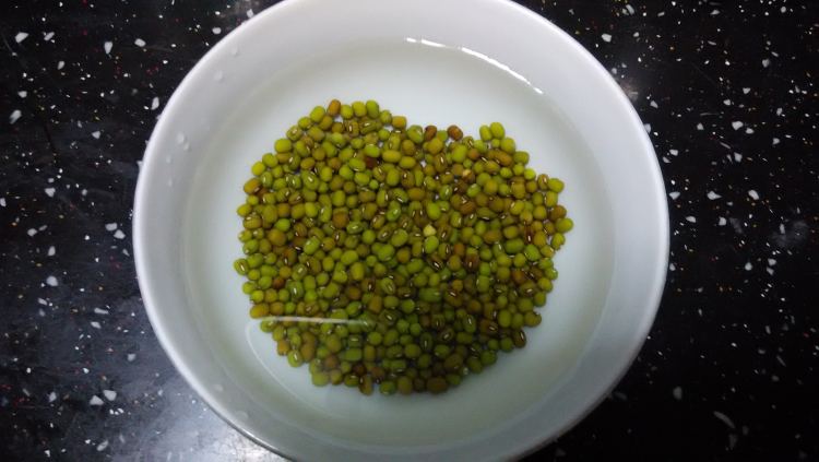 绿豆藜麦排骨粥步骤1