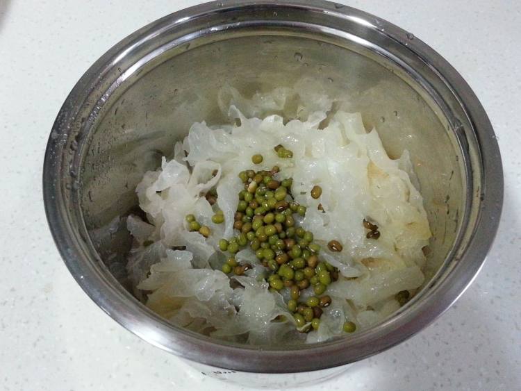 绿豆银耳汤步骤4