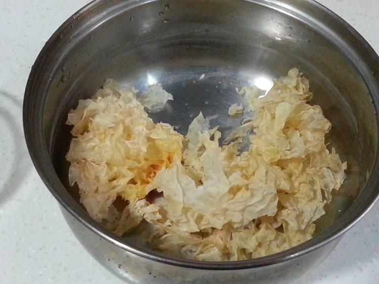 绿豆银耳汤步骤2