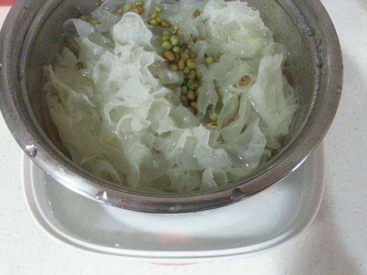 绿豆银耳汤步骤5