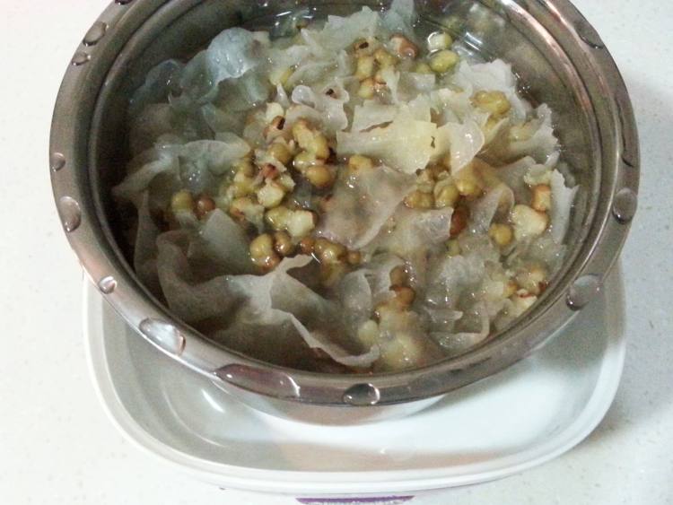 绿豆银耳汤步骤7