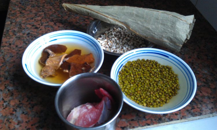 绿豆薏米荷叶瘦肉汤步骤1