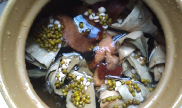 绿豆薏米荷叶瘦肉汤步骤7