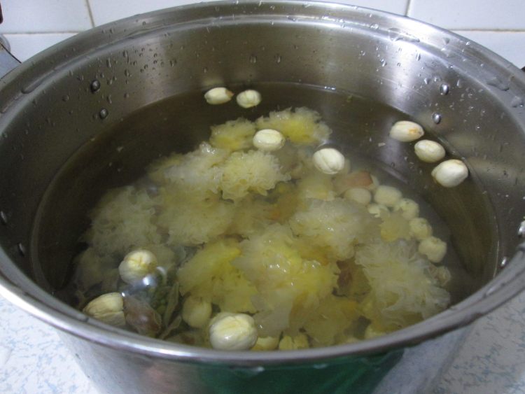银耳莲子荔枝粥步骤4
