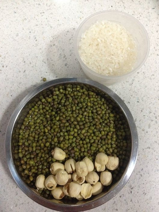 莲子绿豆粳米粥步骤1