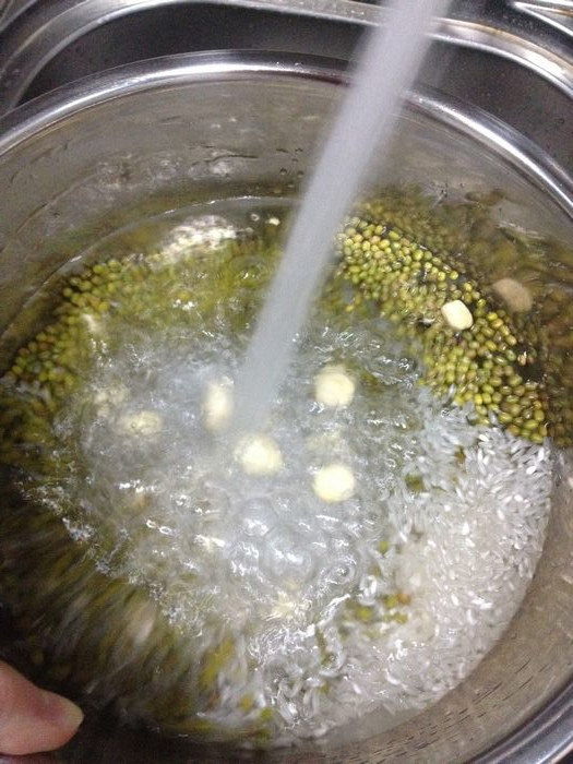 莲子绿豆粳米粥步骤2