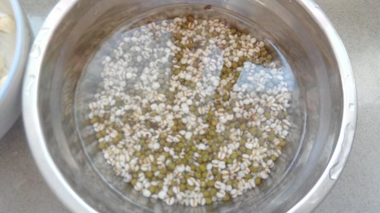 绿豆薏仁银耳羹步骤1