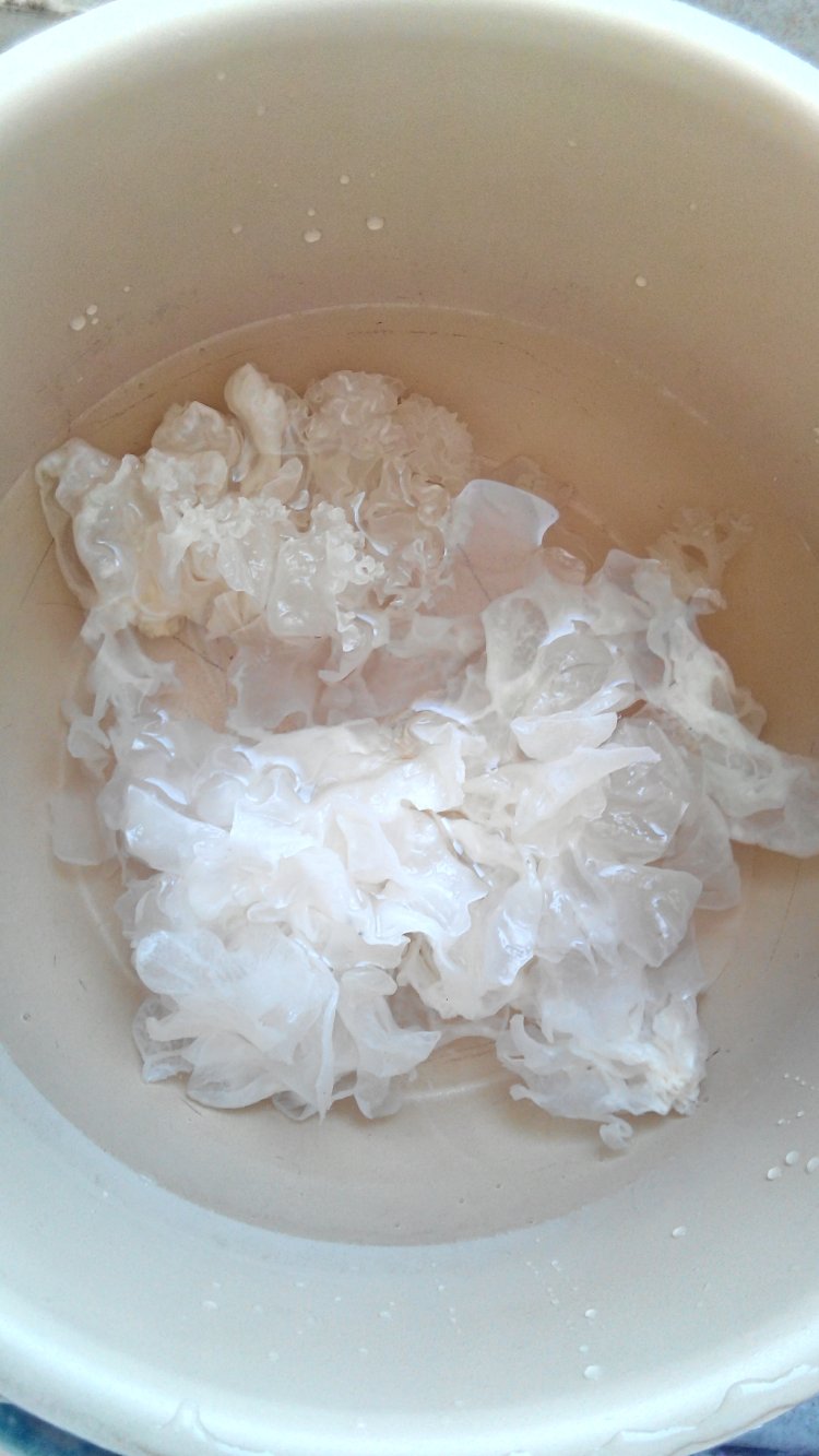 绿豆薏仁银耳羹步骤3