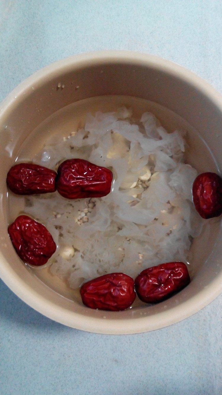 绿豆薏仁银耳羹步骤4