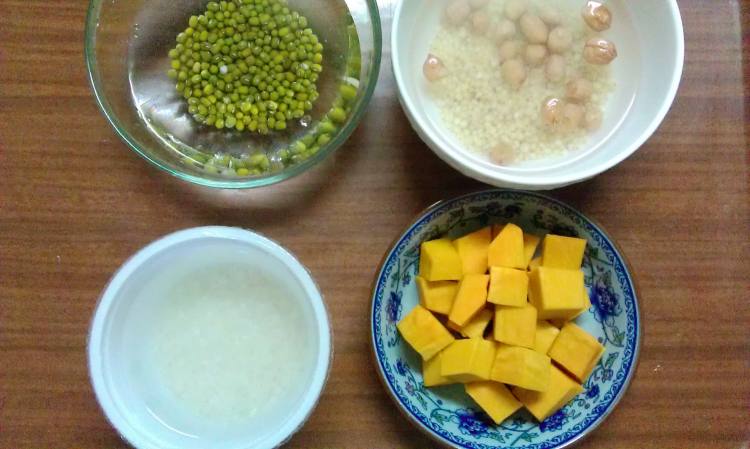 南瓜绿豆高粱米粥步骤2