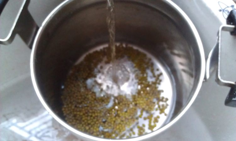 绿豆薏米糖水步骤2